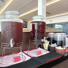 【お代わり自由！お店で淹れるオリジナルアイスティー】の写真