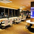 落ち着いた照明が夜景を引き立てるお席は、記念日や誕生日といった特別な日のご利用にもふさわしい趣があります。隣の席との間隔も配慮されており、プライバシーを守りながらお喋りに花を咲かせることができます♪心地よいサービスとともに、空に近い場所で過ごす時間は、きっと思い出深いものになります。