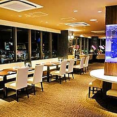落ち着いた照明が夜景を引き立てるお席は、記念日や誕生日といった特別な日のご利用にもふさわしい趣があります。隣の席との間隔も配慮されており、プライバシーを守りながらお喋りに花を咲かせることができます♪心地よいサービスとともに、空に近い場所で過ごす時間は、きっと思い出深いものになります。