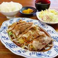 野菜と豚バラを自家製甘辛ダレで仕上げた定食の魅力