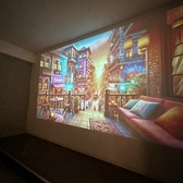 店舗貸切に対応!大型スクリーンを完備しており、事前のご相談で映像上映など幅広い使い方が可能です。パーティーや各種イベントなど、お客様のご要望に合わせた柔軟な演出でお応えします。理想の集まりを形にする特別な空間として、演出や使い方の詳細もお気軽にご相談ください。