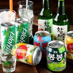 豊富な飲み放題あり♪チャミスルやジョウンデーなど韓国のお酒も飲み放題！の写真