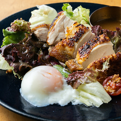 熟成どりのローストチキンと半熟卵のサラダ　クミンのソースで