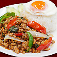 ランチタイムは食欲をそそるタイ＆ラオス料理をどうぞ♪