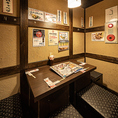 【2階テーブル席：4名様】広々テーブル席で快適に！温かみのある和の座席と照明の中で、料理をお楽しみいただけます。会社宴会や接待、女子会、少人数での飲み会など、様々なシーンに◎十分な広さがあるのでお料理をたくさん頼んでも心配ありません！