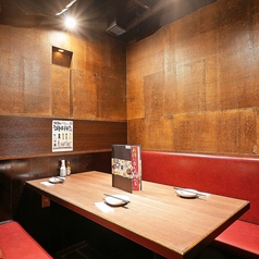 【4名様～6名様向けの個室】女子会や合コンなど少人数でのご利用にぴったりのお席となっております。周りを気にせずご宴会を楽しむなら個室が最適です◎