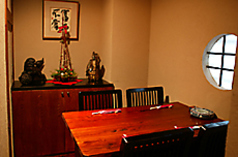 テーブルは、2～4名様席をご用意しております。お履き物を履いたまま、お気軽にご利用いただけます。