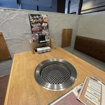 広々としたテーブル席は友達同士の集まりにもぴったり♪お肉を囲みワイワイ楽しめる居心地の良い空間