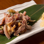 地鶏のタタキが自慢！新鮮な地鶏を使い、豊かな旨味を引き出した一品で、満足感が広がります◎