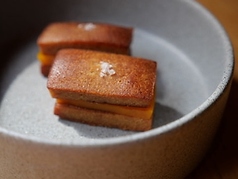 ミモレットチーズと赤味噌のフィナンシェ 2pc