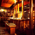 仕事帰りのふらっと飲みには趣あるカウンターもございます。