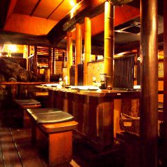 仕事帰りのふらっと飲みには趣あるカウンターもございます。