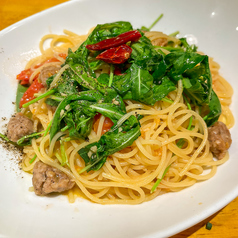 ハーブ香るサルシッチャとルッコラのペペロンチーノ