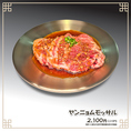 韓国のヤンニョムカルビのような豚肩ロース焼き肉。果物と醤油ベースのタレに漬け込んだ食欲をそそる味付けです。