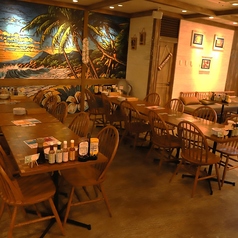 フレキシブルなテーブル席は少人数～大人数まで、ランチやディナー問わず、どんなシーンでも対応できます♪ハワイアンテイストのリゾート気分満載の店内で、いつもとはちょっと違う、華やかな時間を大いに盛り上がってください！