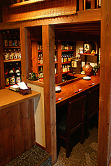 カウンターは、常連さんで賑わうお席です。おひとり様からお使いいただきやすいので、ぜひご利用ください。現状、新型コロナウイルス感染症対策のため、2卓しかご案内しておりませんので、ご了承ください。