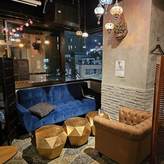 カップルや友人同士の集まりに特におすすめ！複数人でお座りいただけるゆったり広々ソファー席です