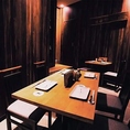 【落ち着きのあるテーブル席】4名様～6名様でご利用いただける広々としたテーブル席です。ジャズが流れる穏やかな空気感の中で、ゆっくりとお食事と会話をお楽しみいただけます。