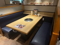 ソファー席ございます。ゆったりとお食事を楽しんでいただけます。