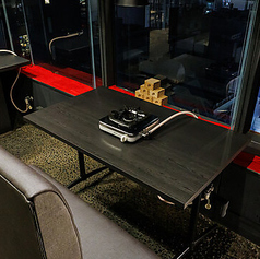 【チャージ料金：なし】カップルシートは、ロマンチックなデートにぴったりの特別な空間♪プライベート感があり、落ち着いた雰囲気の中で会話に集中できます。夜景を眺めながら、心に残るひとときをお過ごしいただけます◎