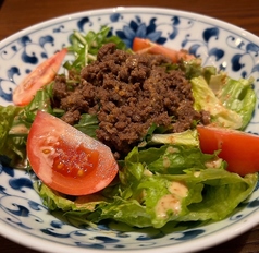 牛タンそぼろの肉サラダ