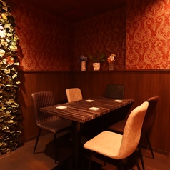 【テーブル席：2名～4名様】4名様向けのテーブル席は、親しい仲間とのおしゃべりに最適です。おしゃれなインテリアに囲まれ、リラックスした雰囲気の中で素敵な時間をお過ごしいただけます。女子会にも◎