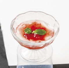 杏仁豆腐いちごソース