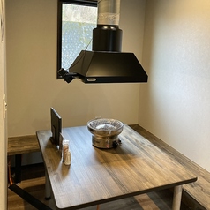 2～3名様でご利用いただけるテーブル席個室もございます。