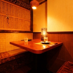 【個室】団体様向け記念日やデートなどでお使い頂けるカップルシート雰囲気を大事にしたお部屋で幅広い年代層に支持を受けており、様々なシーンで活躍しております♪ランチ、カフェ、ディナーと時と共に変わりゆく鳥一筋の姿をお楽しみ下さい。（池袋駅/個室/居酒屋/串焼き/焼き鳥/地鶏/飲み放題/記念日/おすすめ/喫煙可)