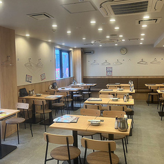 ご友人との会食や家族団らんに最適なテーブル席をご用意。開放感あふれる明るい空間で賑やかで心地よいひとときをお楽しみいただけます。人数に応じて柔軟にレイアウト調整も可能ですので多様な集まりに大活躍。 また店内に喫煙ルーム完備しております。