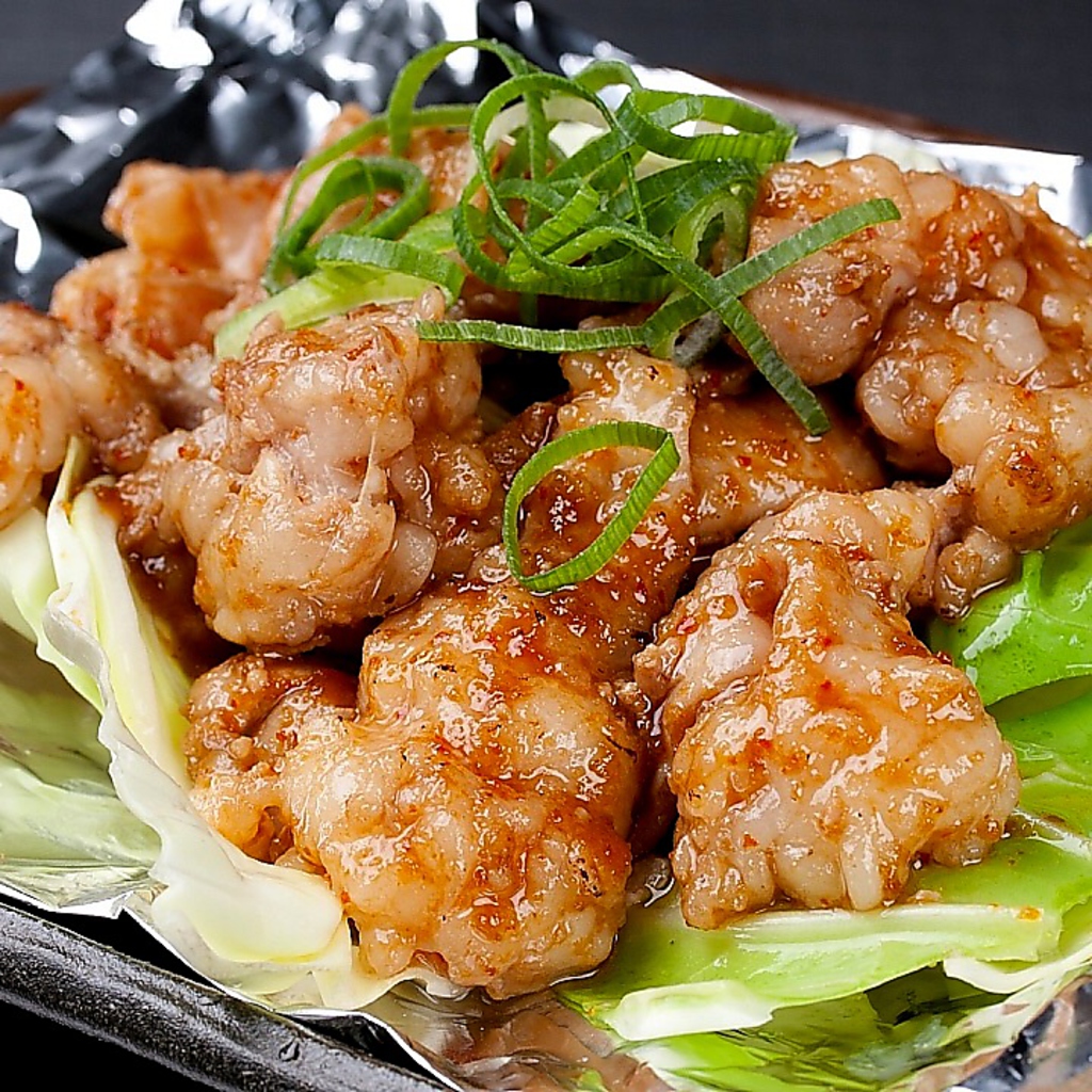 丁寧な下ごしらえに、絶妙の焼き加減。牛の旨みと辛味噌だれが絡み合う鉄板牛ホルモン！