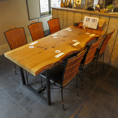 この木目調のテーブルは店主が木から選び、素材感を残すために丁寧に仕上げました。こだわりの詰まったテーブルです。