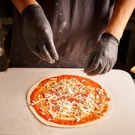 石窯で焼き上げる特大もっちりPIZZAがALL550円(税込）★