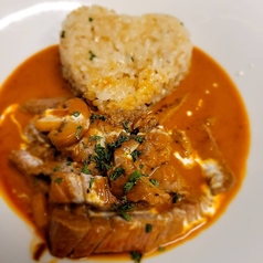 牛フィレ肉のストロガノフ風ガーリックライス添え