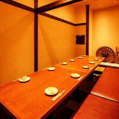 【個室】団体様向けエリア最大規模の大宴会場を完備！皆様お顔を見渡すことができ一体感のあるご宴会が可能！広々とした造りとなっておりますので宴会途中のご移動もスムーズ！まさに幹事様理想の空間です。（池袋駅/個室/居酒屋/串焼き/焼き鳥/地鶏/飲み放題/宴会/女子会/接待/記念日/おすすめ/喫煙可)