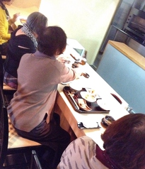 はぎ原ではカウンターにて日本料理研究会と主婦の日々の料理講習会を定期的に行っております。参加ご希望の方は電話にて詳細をお尋ね下さい。(写真は実食中の和気あいあいとした風景)