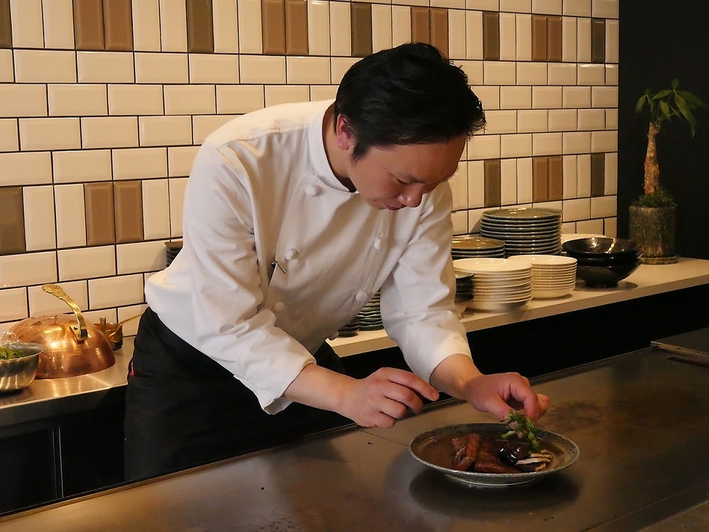 オーナーシェフが手掛ける料理の数々に舌鼓。皆様に満足いただく事間違いなしの料理を提供致します。