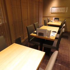 テーブル席は、和の趣を感じる落ち着いた空間で、少人数からグループまで幅広く対応可能。仕切りのある席で、プライベート感を保ちながらゆったりとお食事をお楽しみいただけます。旬の鮮魚を使った握りや四季折々の料理を囲み、接待・会食・家族での利用にも最適です。