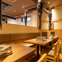 【4名様テーブル】全7卓(28席)。間仕切りのあるテーブルは周りの目を気にすることなくお過ごし頂けます。