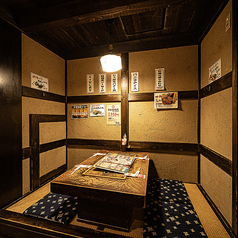 【2階お座敷席：4名様】日本ならではのお座敷でどうぞ。温かみのある木目調と照明の中が特徴のお席です。向かい合った席になりますので、談笑しながら料理をお楽しみいただけます。和の趣のある座席で、日常とは違うひとときを味わうことができます。