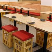 木の温もりを感じる居心地の良い空間で、オープンなテーブル席を多数ご用意しておりますので、どなたでも気軽にご利用いただけます。リーズナブルな価格が嬉しいお料理やお酒と、楽しいひとときをお過ごしください！