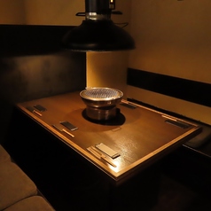 広々とした5名席テーブル席を2つご用意♪喫煙も全席可能です。テーブル席は最大11名様まで宴会が可能で、人数に合わせてご利用いただけますので、お気軽にご相談ください。掘りごたつ席と合わせると最大20名様までの大型宴会も承ります。