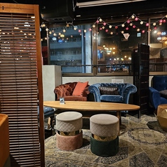 【ソファ×夜景】ゆったりお座りいただけるソファ席と、ラグジュアリーなローテーブルです。大人女子会や2次会におすすめ。