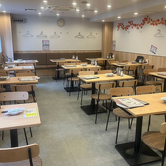 ご友人との会食や家族団らんに最適なテーブル席をご用意。開放感あふれる明るい空間で賑やかで心地よいひとときをお楽しみいただけます。人数に応じて柔軟にレイアウト調整も可能ですので多様な集まりに大活躍。 また店内に喫煙ルーム完備しております。