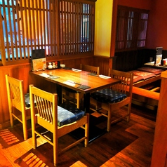 入り口入ってすぐにある4名テーブル席は月に何度か定期女子会が開催される場所なんだそう。女性だけでご来店頂けるのも味が一流なことやご夫婦のお人柄だから成しえること。地域密着型で4年間積み上げた努力がこのテーブル席の素敵なエピソードがうまれる理由ですね♪