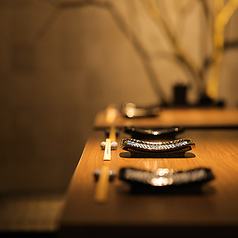 ご友人や同僚とのお食事や、女子会など少人数でのお集まりに最適のテーブル席(～4名様)。カジュアルな雰囲気で、肩肘張らないリラックスしたひとときをお過ごしいただけます。お席のご予約のみも承っております。ご希望の際はお気軽にご連絡くださいませ。