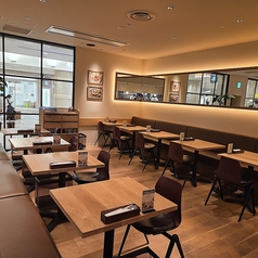 リラックスできる空間広々とした店内は、開放感抜群。柔らかな照明と、こだわりのインテリアが、リラックスできる空間を演出。