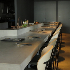 目の前で調理の様子が見られる鉄板正面の席は、カウンター席の中でも人気が高いです。