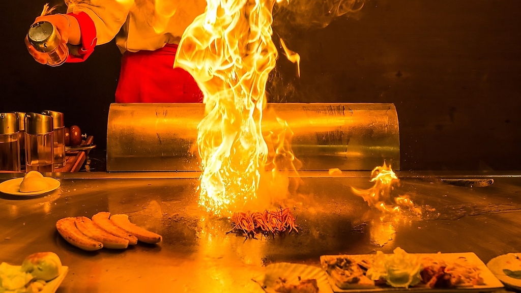 目の前で調理風景を楽しむ事が出来ます。鉄板で厳選した食材を調理するライブ感をお楽しみください。