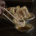 おたゑ自慢の味をご自宅でも楽しめるよう、餃子のテイクアウトを承っております。夕食のメインやお酒のつまみに大人気。冷めても美味しいと評判の味を、ぜひご家族へのお土産に。